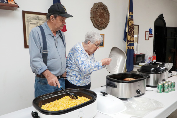 web 2021 11 12 Herb Tipton and Patty Dykhouse prepare meal for Veterans IMG 0380